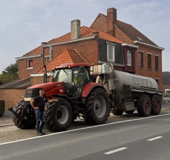 Peter Lamon devant son tracteur avec citerne à vide